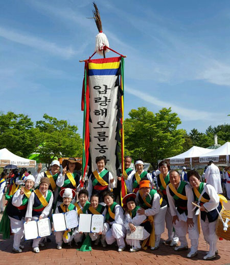 압량해오름농악단이 21일 경남 함안군 함주공원에서 열린 제7회 아라가야 전국풍물경연대회에서 금상을 받고 기념사진을 찍었다. 경산시 제공