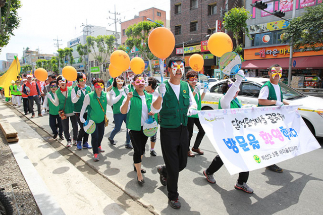 지난해 열린 제2회 달성토성 골목축제에서 참가자들이 거리 퍼레이드를 벌이고 있다. 서구청 제공