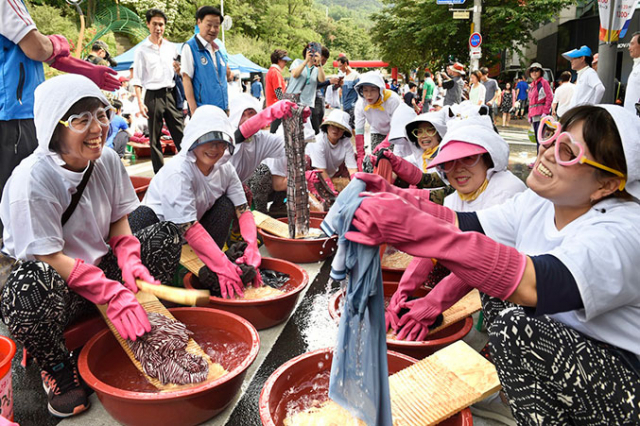 지난해 5월 앞산빨래터 축제장을 찾은 시민들이 손빨래 체험을 하며 즐거워하고 있다. 대구 남구청 제공