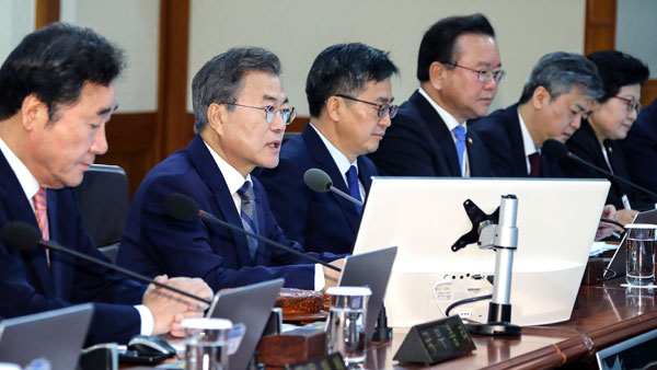 문재인 대통령이 24일 오전 청와대에서 열린 국무회의에서 발언하고 있다. 2018.4.24/연합뉴스