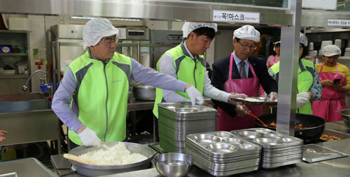 여종균 NH농협은행 경북본부장, 윤성훈 농협 칠곡군지부장, 조재일 칠곡군청 사회복지과장(왼쪽부터)이 배식판에 음식을 담고 있다.