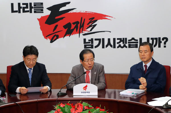 자유한국당 홍준표 대표가 25일 서울 여의도 당사에서 열린 지방선거 슬로건 및 로고송 발표 행사에서 