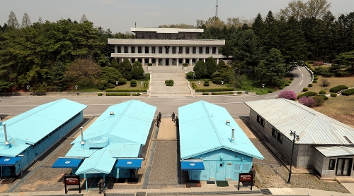 문재인 대통령과 김정은 북한 국무위원장은 27일 오전 판문점 군사분계선에서 역사적인 첫 만남을 시작한다. 남북정상은 27일 오전 판문점 T2(왼쪽)-T3 사이로 군사분계선을 넘고 군사정전위원회 회의실 앞 군사분계선에서 문재인 대통령이 김 위원장을 맞는다. 남북정상회담 공동취재단