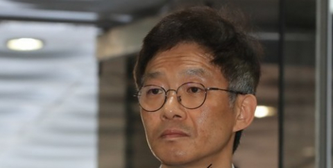 후배 여검사를 성추행하고 인사보복을 했다는 의혹을 받는 안태근 전 검사장이 18일 오전 서울 서초구 서울중앙지법에서 