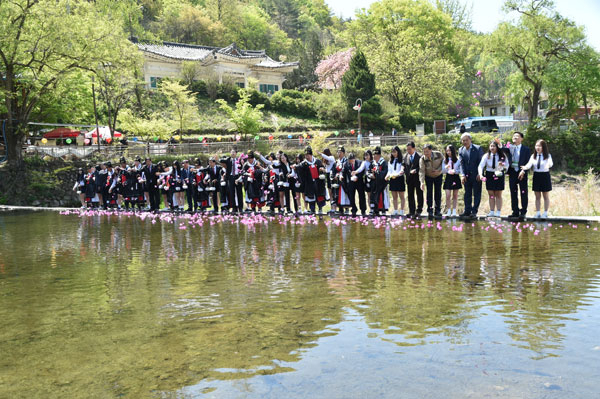 주왕산수달래축제가 28, 29일 이틀간 청송 유네스코 세계지질공원 지질명소 일원에서 열린다. 청송군 제공