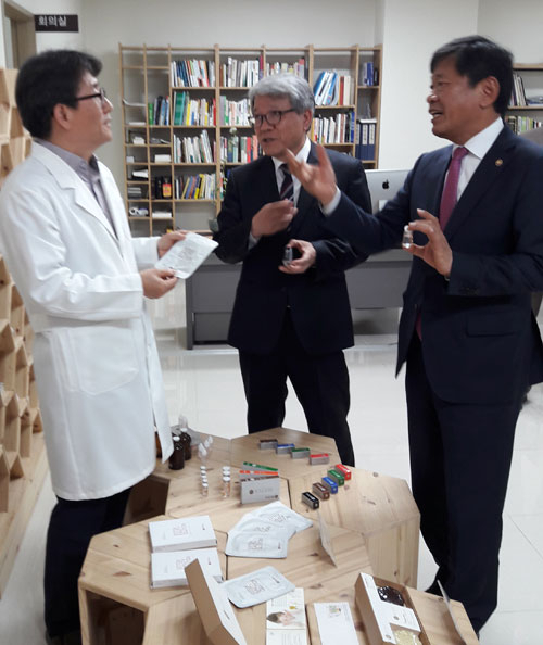 라승용(오른쪽) 농촌진흥청장이 곽영호(가운데) 경상북도농업기술원장과 함께 정재우 봉독치유농업모델화사업장 대표로부터 칠곡군 봉독치유모델사업에 대한 설명을 듣고 있다.