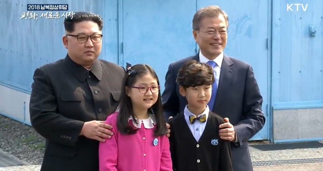 [한줄뉴스] 문재인 대통령 김정은 북한 국무위원장 판문점에서 화동과 함께 기념촬영
