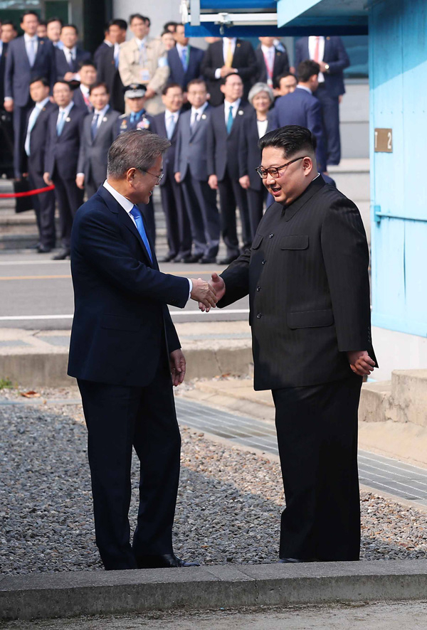 [한줄뉴스] 문재인 대통령 김정은 북한 국무위원장 판문점에서 역사적 만남
