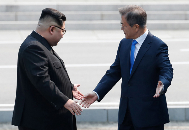 문재인 대통령이 27일 오전 판문점에서 북한 김정은 국무위원장을 만나 길을 안내하고 있다. 연합뉴스