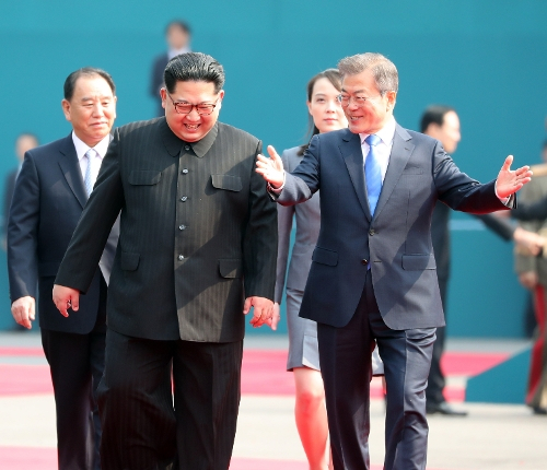 문재인 대통령과 김정은 국무위원장이 27일 오전 판문점 평화의집앞에서 국군의장대 사열을 마친 후 정상회담장으로 이동하며 대화를 나누고 있다. 자료사진 남북정상회담 한국공동취재단