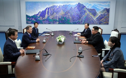 문재인 대통령과 김정은 국무위원장이 27일 오전 판문점 평화의 집 2층 회담장에서 남북정상회담을 하고 있다. 한국공동취재단