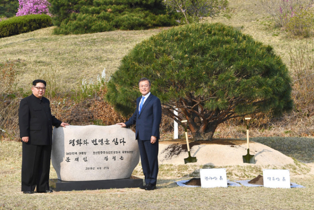 문재인 대통령과 김정은 북한 국무위원장이 27일 오후 판문점 군사분계선 인근 \