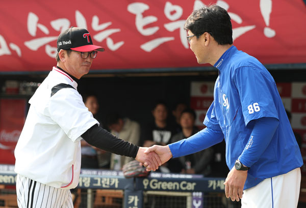 LG 트윈스 류중일 감독(왼쪽)이 27일 오후 서울 잠실야구장에서 열린 2018 프로야구 삼성 라이온즈와의 경기를 앞두고 김한수 감독과 인사를 하고 있다. 연합뉴스
