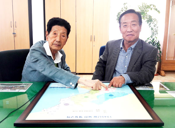 대구시 이북5도 사무소에서 실향민 김윤국 씨와 진원철 씨가 북한 지도를 놓고 이산가족 문제에 대한 이야기를 나누고 있다. 김윤기 기자