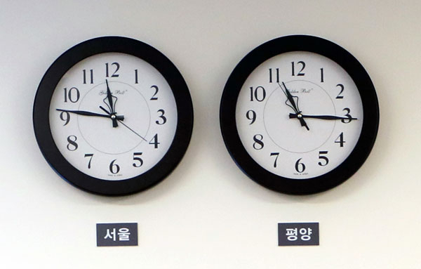 남북이 현재 30분 차이를 보이는 표준시를 서울 표준시로 통일하는 데 합의했다. 윤영찬 청와대 국민소통수석은 29일 브리핑에서 남북이 이런 내용에 합의했다고 전했다. 사진은 정상회담 당일 평화의집 1층 접견실에 걸려 있던 서울과 평양 시간을 알려주는 시계. 2018.4.29 연합뉴스