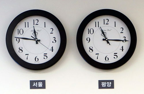 남북이 현재 30분 차이를 보이는 표준시를 서울 표준시로 통일하는 데 합의했다. 윤영찬 청와대 국민소통수석은 29일 브리핑에서 남북이 이런 내용에 합의했다고 전했다. 사진은 정상회담 당일 평화의집 1층 접견실에 걸려 있던 서울과 평양 시간을 알려주는 시계. 연합뉴스