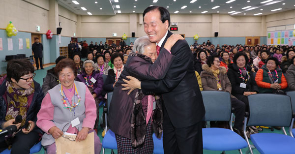 의성군이 운영하는 문해교육 한글교실 수강생들이 김주수 의성군수에게 감사의 인사를 전하고 있다. 의성군 제공