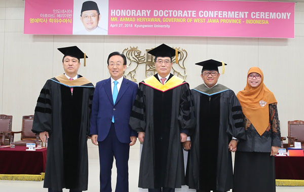 인도네시아 서자바주 아흐마드 헤리야완 주지사가 27일 경운대에서 명예 안전학 박사 학위 수여식 후 기념촬영을 하고 있다. 왼쪽부터 한성욱 경운대 총장, 아흐마드 헤리야완 주지사, 윤복만 경운대 대학원장. 경운대 제공