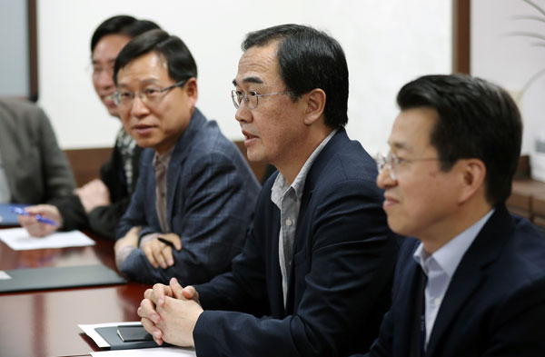 조명균(오른쪽 두 번째) 통일부 장관이 29일 오후 정부서울청사 장관실에서 열린 