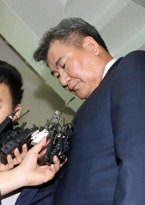 박인규 전 대구은행장이 지난달 30일 오후 업무방해 및 증거인멸교사 등 혐의로 영장실질심사를 받기 위해 대구지방법원 법정으로 출석하고 있다. 김영진 기자 kyjmaeil@msnet.co.kr