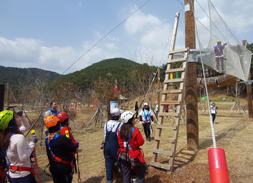 고령군의 부례관광지를 찾은 관광객들이 포레스트 어드벤처 체험을 하고 있다. 고령군 제공