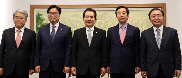 정세균 국회의장이 지난달 30일 오전 국회에서 여야 4개 교섭단체 원내대표들과 정례회동에 앞서 기념촬영을 하고 있다. 왼쪽부터 바른미래당 김동철, 더불어민주당 우원식 원내대표, 정 의장, 자유한국당 김성태, 평화와 정의 노회찬 원내대표. 연합뉴스
