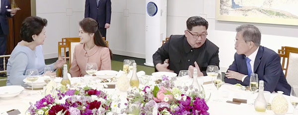 북한 조선중앙TV가 지난달 30일 방영한 남북 정상회담 기록영화에서 문재인 대통령과 김정은 북한 국무위원장, 김정숙 여사와 리설주 여사 등 남북 정상 부부가 만찬에서 서로 이야기를 나누는 모습. 연합뉴스