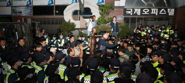 노동절인 5월 1일 부산 동구 일본영사관 앞에 강제징용 노동자상을 설치한다고 예고해온 시민단체가 하루 전인 30일 밤 기습적으로 노동자상을 설치하려다 일본영사관 100ｍ 부근에 있는 더불어민주당 부산시당 앞에서 경찰과 대치하고 있다. 연합뉴스