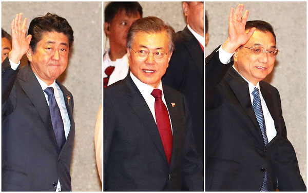 2015년 이후 중단됐던 한중일 정상회의가 9일 일본 도쿄에서 개최된다고 청와대가 1일 공식 발표했다. 지난해 11월 필리핀 마닐라에서 열린 아세안+3 정상회의에 입장하는 한중일 정상. 왼쪽부터 아베 신조 일본 총리, 문재인 대통령, 리커창 중국 총리. 연합뉴스