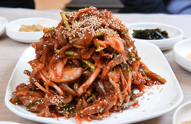 남해에서 맛볼 수 있는 멸치회무침