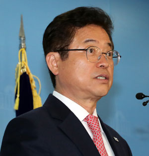 자유한국당 이철우 의원이 경북도지사 선거 출마를 위해 2일 국회 정론관에서 의원직 사퇴 기자회견을 하고 있다. 연합뉴스