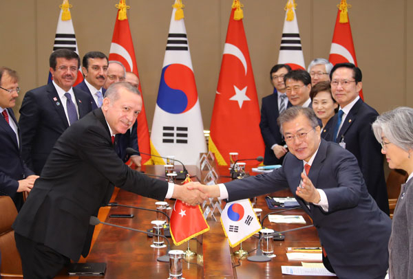 문재인 대통령이 2일 오전 청와대에서 국빈 방문한 레제프 타이이프 에르도안 터키 대통령을 만나 확대정상회담을 하기에 앞서 악수하고 있다. 연합뉴스