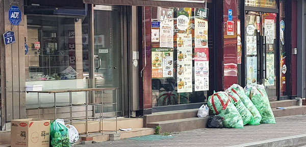 근로자의 날인 1일 예천군 일대 쓰레기를 배출하는 곳곳에 쓰레기가 방치돼 있다. 독자 제공