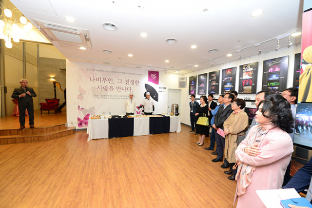 대구보건대 보건의료산업최고위과정 회원들이 오페라 나비부인 관람에 앞서 작품 설명을 듣고 있다. 대구보건대 제공