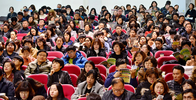 현재 고교 2학년이 치를 2020학년도 대입전형은 수시모집이 역대 최고치에 이를 전망이다. 지난해 11월 2018학년도 대학수학능력시험 이후 매일신문과 대구시 일반계고교학부모연합회가 개최한 입시설명회에 지역 학부모들이 참석해 큰 관심을 보이고 있다. 매일신문 DB
