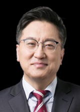 서울대 농경제학과 및 동 대학원 수료. 새천년민주당 정책위 부의장. 정치평론가. 황장수 미래경영연구소 소장