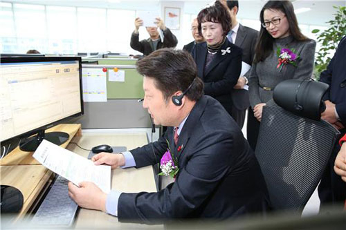 3년 연속 우수 콜센터로 선정된 120달구벌콜센터를 권영진 대구시장이 찾아 직접 체험하고 있다. 대구시 제공