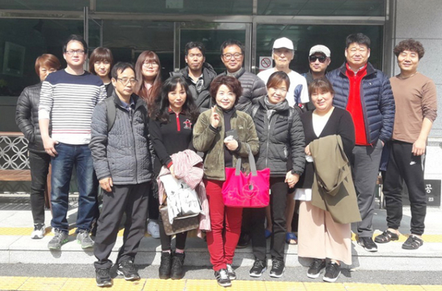 대구작은행복봉사회는 매월 달성군에 있는 연광시니어센터에서 어르신 이＆#129;미용, 목욕봉사를 하고 있다. 대구작은행복봉사회 제공