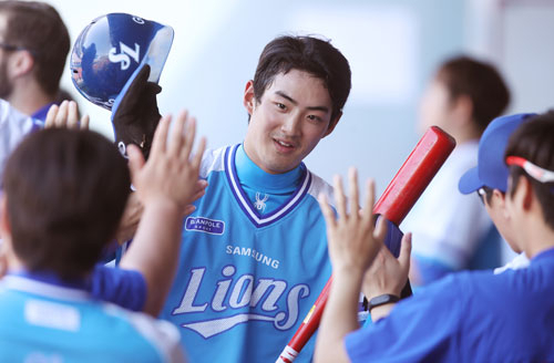 13일 대구삼성라이온즈파크에서 열린 2018 KBO리그 삼성 라이온즈와 KIA 타이거즈 경기 3회말 1사 1,2루에서 삼성 김헌곤의 적시타 때 홈을 밟은 2루 주자 구자욱이 덕아웃에서 동료들의 환영을 받고 있다. 이날 구자욱은 5타수 2안타의 멀티히트를 기록하며 시즌 타율을 0.296으로 끌어올렸으나 팀의 패배로 빛을 바랬다. 삼성 라이온즈 제공