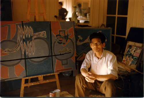 1957년 파리 아틀리에서 작업하는 모습.