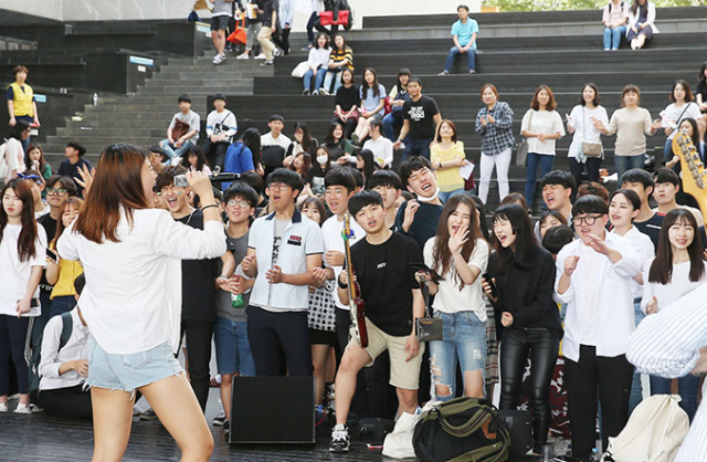 자신의 적성과 흥미에 맞는 고교 선택은 즐거운 학교 생활과 성공적인 진학을 위한 출발점으로 볼 수 있다. 지난해 대구학생문화센터에서 열린 학생동아리한마당에 참여한 고등학생들이 공연을 즐기고 있다. 대구시교육청 제공