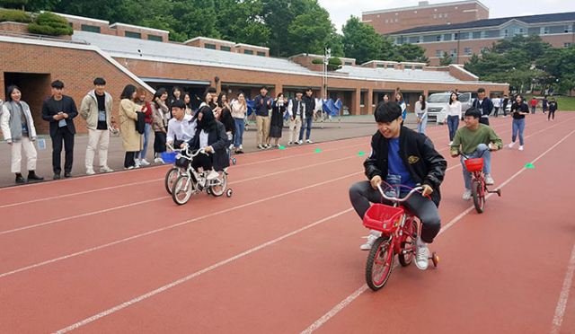 교육부가 대학 축제에서 주류 판매를 금지하면서 축제 풍경이 바뀌고 있다. 최근 열린 축제에서 주류 판매 대신 체험행사와 캠페인 등을 펼친 계명대 모습. 계명대 제공