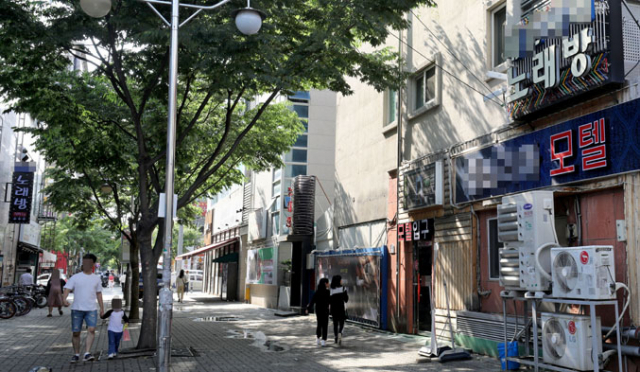 대구 북구청이 문화의 거리를 조성할 예정인 칠곡3지구 동천동 중심상업지구. 하지만 주변에 유흥업소가 즐비해 우려의 목소리가 높다. 김영진 기자 kyjmaeil@msnet.co.kr