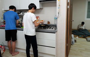 최문규(가명ㆍ18) 군 삼형제는 외삼촌의 방임과 학대 속에 제때 충치 치료를 받지 못해 치료비가 3천만원까지 불어났다. 치아에 구멍이 나고 파절 될 정도로 상태가 심각하지만 비용을 마련하지 못해 진통제만 먹으며 버티고 있다. 김영진 기자 kyjmaeil@msnet.co.kr