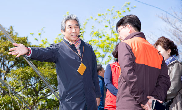 임만주 지질공원해설사가 울릉도를 찾은 관광객들에게 울릉도의 지질환경을 설명하고 있다. 임만주 씨 제공