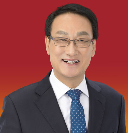 1953년 영덕 출생. 병곡초, 병곡중, 영해고, 안동교대 졸업. 계명대 교육대학원 석사. 전 포항교육지원청 교육장, 전 경북도교육청 교육과정과장, 전 포항중앙초, 포항두호남부초 교장