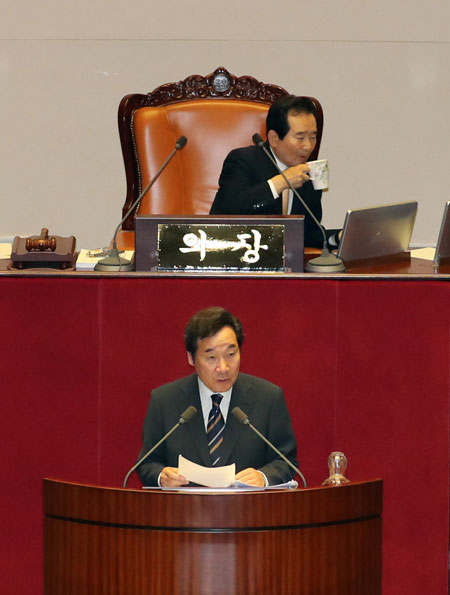 이낙연(앞) 국무총리가 15일 국회에서 열린 제360회 국회(임시회) 제2차 본회의에서 시정 연설을 하고 있다. 연합뉴스