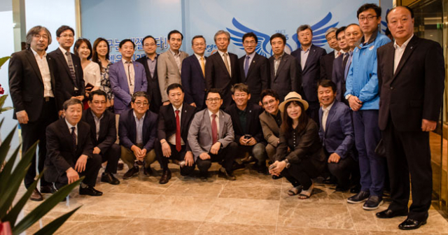 14일 엔젤클럽 회원 등 참석자들이 사무실 개소식 후 기념촬영을 하고 있다. 대구FC 엔젤클럽 제공