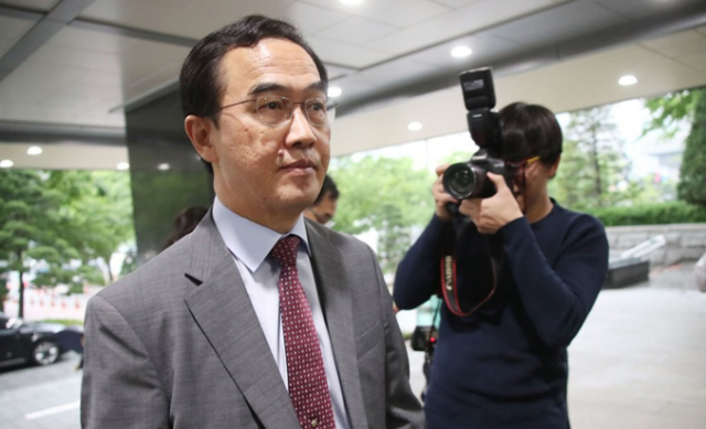 북한이 남북고위급회담을 전격 취소한 16일 오전 조명균 통일부 장관이 서울 세종로 정부서울청사로 출근하고 있다. 연합뉴스
