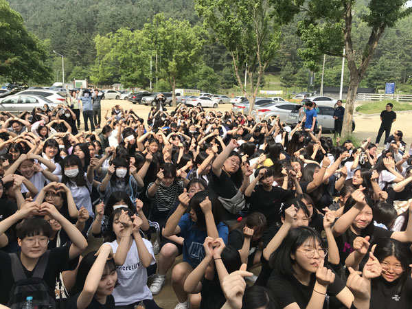 경산여자상업고등학교 학생과 교사들이 스승의 날인 15일 대구 욱수골에서 사제동행 등반에 앞서 기념 촬영을 하고 있다. 경산여상 제공